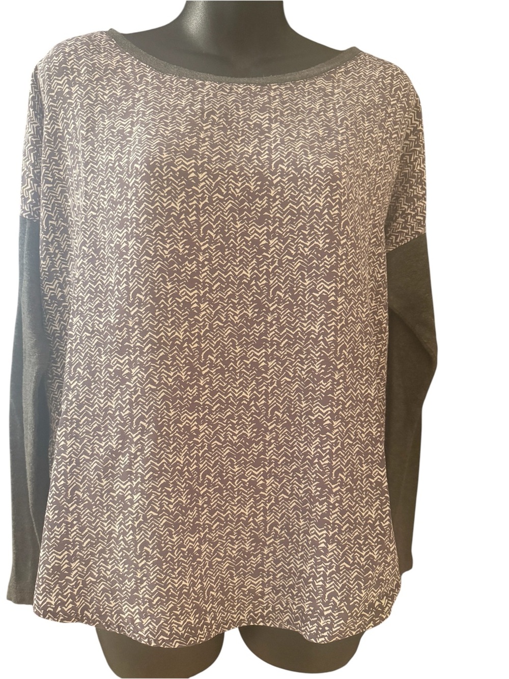 Lou & Grey Gray Patterned Crewneck Top with Charcoal Sleeves. Size M